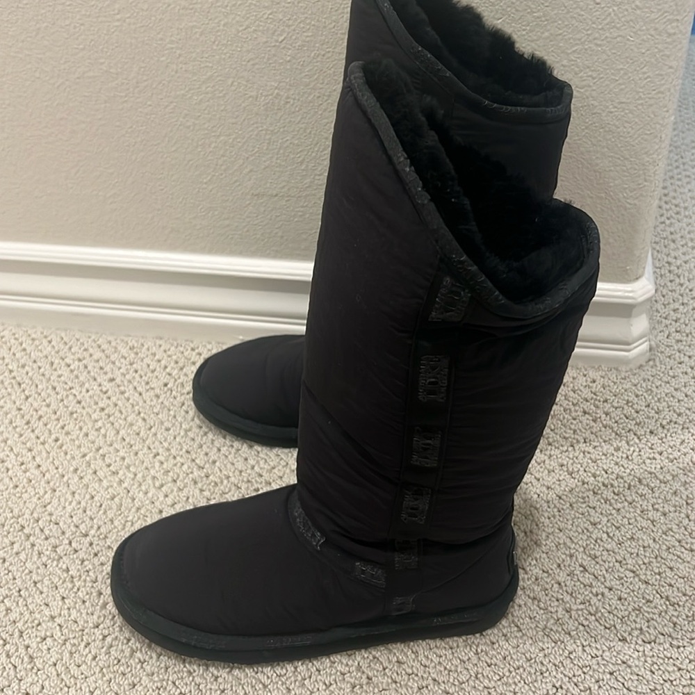 Black sheepskin waterproof boots